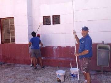 Los vecinos pintando la fachada del colectivo social (Foto TA)