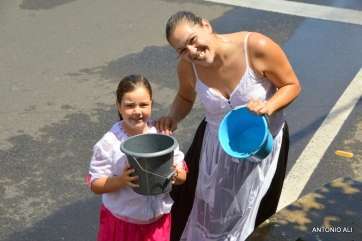 Grupo de niños en la plaza de Las Nieves, en la Traída Infantil de este domingo (Foto Antonio Alí)
