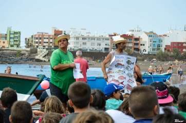 Un gran grupo de niños atendiendo esta mañana a las explicaciones de Carmen Rosa (Foto Antonio Rico)