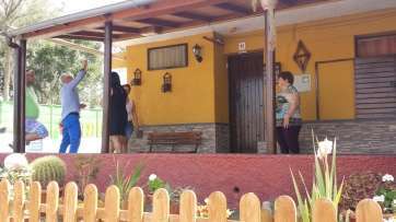 El edil Fidel Ruiz durante un recorrido en la zona de el Roque de Gando (Foto TA)