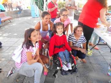 Niños de Lomo Magullo con Nira, ayer domingo en Lomo Magullo (Foto TA)