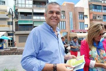 El concejal Francisco López ojea el programa de fiestas (Foto TA)