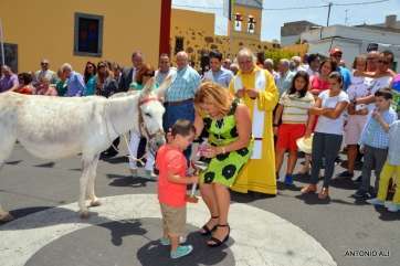 La alcaldesa entrega un trofeo a un niño que desfiló con un burro (Foto Antonio Alí)