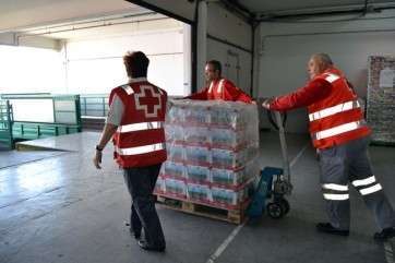 Reparto de ayuda de Cruz Roja (Foto TA)