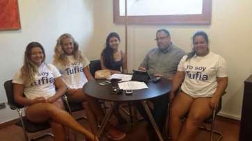 Momento de la reunión de miembros de la comisión de fiestas con el concejal Pérez (Foto TA)