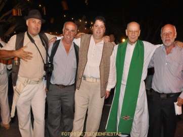 El párroco Eugenio Peñate con un grupo de romeros (Foto Teldeenfiestas)