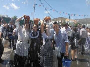 Un grupo de jóvenes se divierten en la fiesta (Foto TA)