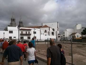 Grupo de turistas pasa por las cercanías del parquin privado de San Juan (Foto TA)