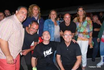 La alcaldesa y otros políticos con los miembros de la banda Los Coquillos (Foto TA)