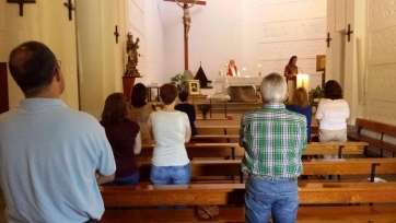 Momento de la eucaristía ofrecida por el reverendo James Nicol (Foto TA)