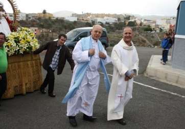 Eugenio Peñate Suárez (i), junto al párroco de La Pardilla, en una reciente procesión de Tara (Foto Carmelo Santana Suárez)