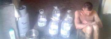 El joven de 26 años, que se autolesiona permanentemente, en la chabola que habita en Caserones (Foto TA)