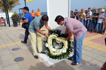 Corona en forma de corazón junto al monolito que recuerda a los fallecidos (Foto TA)