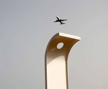 Un avión pasa por encima del monolito que recuerda en Ojos de Garza a las víctimas del accidente aéreo de 2008 (Foto Jesús Ruiz Mesa)