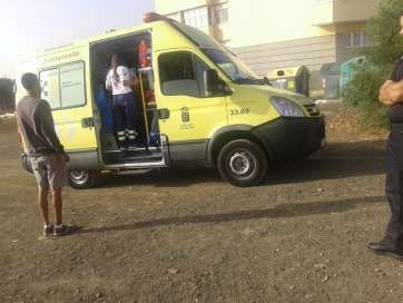 La ambulancia que trasladó al joven enfermo en Caserones Altos (Foto TA)