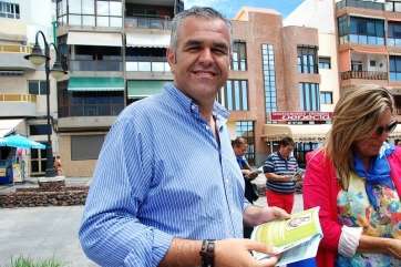 Francisco López, con el programa de las fiestas de Melenara (Foto TA)