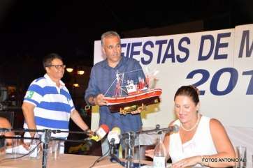 El pregonero recibió la maqueta de una embarcación artesanale hecha a escala (Foto Antonio Alí)