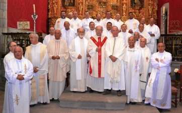Grupo de sacerdotes que acompañaron a Eugenio Peñate en sus bodas de oro (Foto TA)