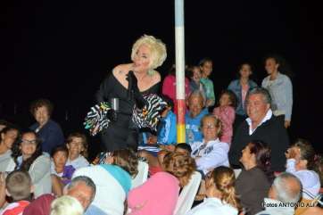 Momento de la actuación del transformista y humorista, anoche en Melenara (Foto Antonio Alí)