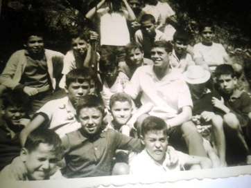 Imagen retrospectiva de Antonio Cerpa (en el centro de la imagen con gafas) con un grupo de amigos de la juventud (Foto TA)