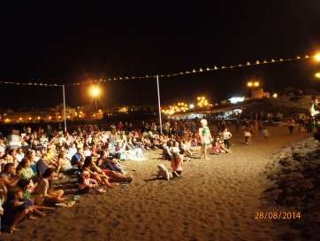 Público asistente a uno de los actos de los últimos días en la playa (Foto TA)