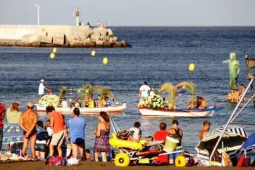 Los patronos, en las embarcaciones, se adentran en el mar de Melenara (Foto Jesús Ruiz Mesa)