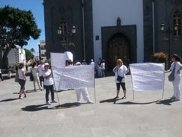 Trabajadoras de Oligal este lunes en la plaza de San Juan, durante la protesta (Foto TA)