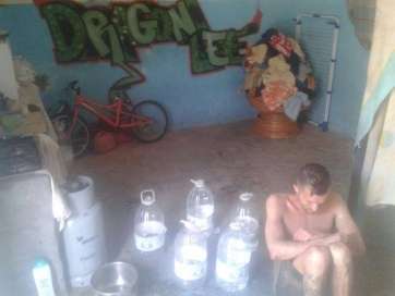 El joven, en el interior de la chabola donde habitaba en Caserones Altos (Foto TA)