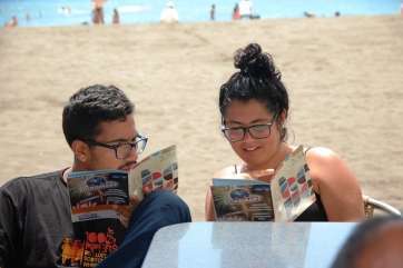 Vecinos de Melenara consultan el programa de fiestas (Foto TA)