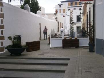 Maceteros de madera colocados por un restaurante en la calle de Doctor Chil (Foto TA)