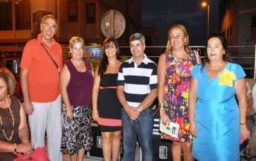 Los pregoneros con la alcaldesa y la dirigente vecinal Julia Martel (Foto TA)