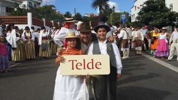 El concejal con los dos niños que portaban el cartelón de Telde (Foto TA)