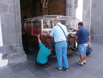 Este miércoles al filo de las 13.00 horas llegó el cristomóvil a la Basílica (Foto TA)