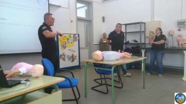 Un momento de la charla en el centro (Foto TA)