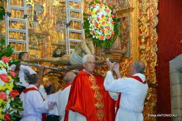 Los sacerdotes reciben al Santo Cristo de Telde de manos de los porteadores (Foto Antonio Alí)