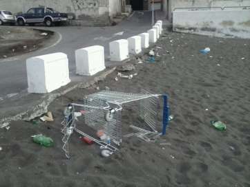 Basura en la arena de la playa (Foto TA)