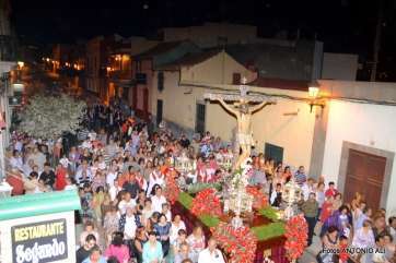 El paso de la imagen por la calle de León y Castillo (Foto Antonio Alí)