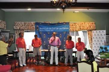 Jorge Hernández, responsable de Yrichen, junto a los organizadores del torneo (Foto TA)