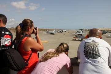 Fotógrafos durante las maniobras en Gando (Foto Jesús Ruiz Mesa)