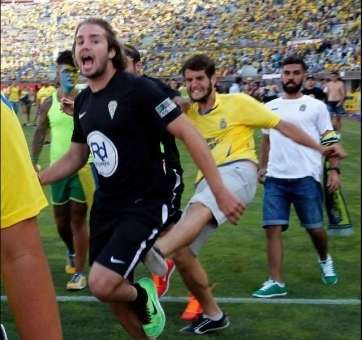 En la imagen, E. A. S. golpea al jugador Mendi (Foto Arcadio Suárez/Gerardo Montesdeoca)