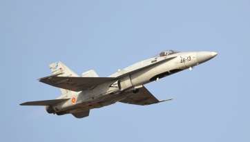 Uno de los F-18 destacados en el Ala 46 sobrevuela la Base Aérea de Gando (Foto Daniel Ojeda)