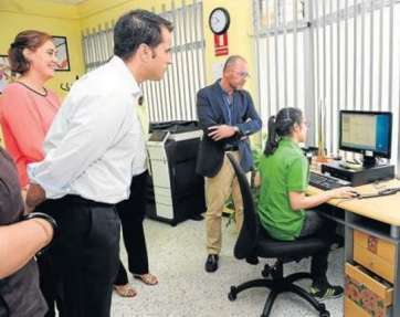 José Miguel Álamo observa el trabajo de una teleoperadora de Asispa en la sede de la empresa (Foto Juan Carlos Alonso/C7)