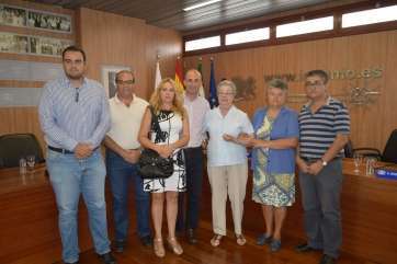 El alcalde de Ingenio con miembro de la Asociación de Afectados (Foto TA)