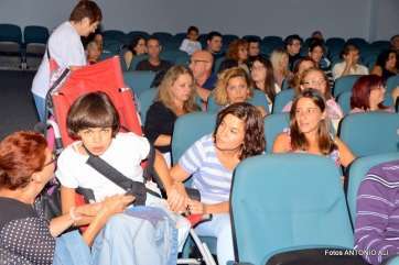 Mar, la niña enferma, anoche en el Teatro de Telde durante en concierto (Foto Antonio Alí)