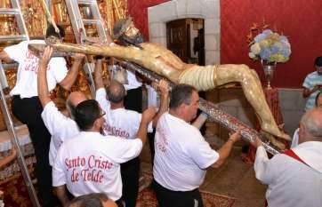 El Santo Cristo de Telde, camino de su Altar Mayor (Foto TA)
