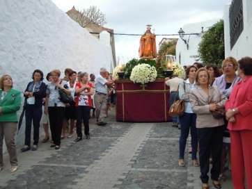 Procesión del santo por las calles del barrio, el pasado año (Foto TA)