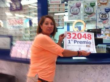 Trabajadores de la administración con el cartel del premio entregado en el sorteo de este jueves (Foto TA)