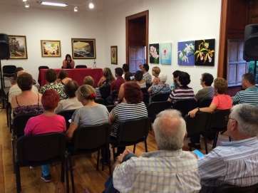 Representantes de colectivos vecinales y sociales en la reunión que tuvo lugar este jueves (Foto TA)