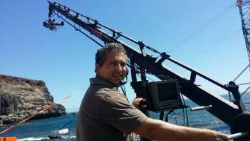 Carmelo Ramos con una de las grúas durante la grabación en Fuerteventura (Foto TA)