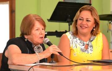 Victoria Pérez pronunciando el pregón junto a la alcaldesa Mari Carmen Castellano (Foto TA)